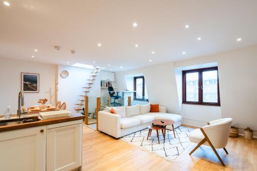 Stylish Apartment with Terrace near Hyde Park - Tap to explore photos