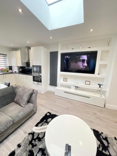 UPPAMOST London luxury home 2 - Tap to explore photos