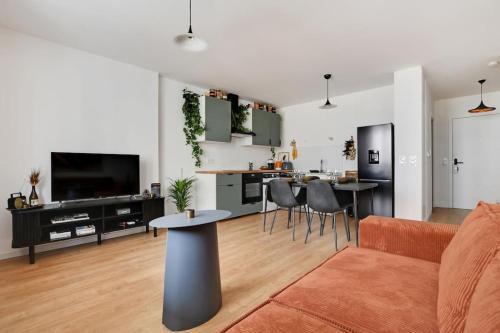 Charming Apartment in Saint-Ouen - GetHosted - Tap to explore photos