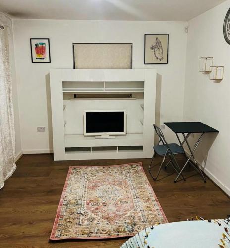 Haven, Large Double Room in East London, Barking, Free Parking - Tap to explore photos