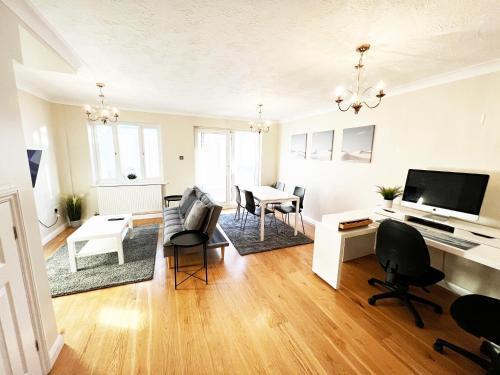 Spacious private 3 bed house - great location - Tap to explore photos