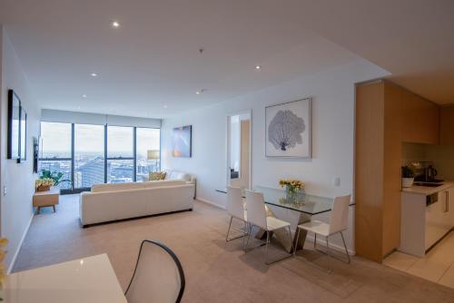 Luxury 57th Floor Apt with amazing City views - Tap to explore photos