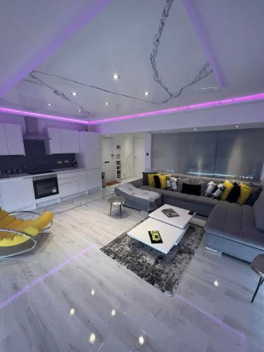 Luxury 2 bedroom apartment overlooking Harrods Knightsbridge - Tap to explore photos