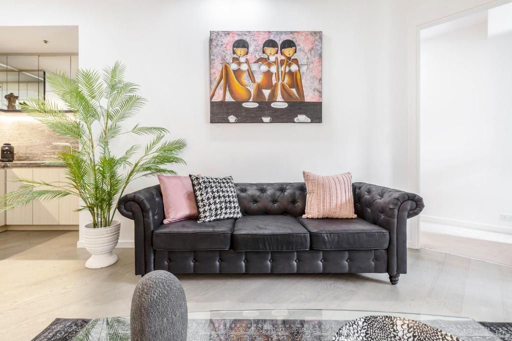 Sassy & Chic Apt on Melbourne='s Famous St Kilda Rd - Tap to explore photos
