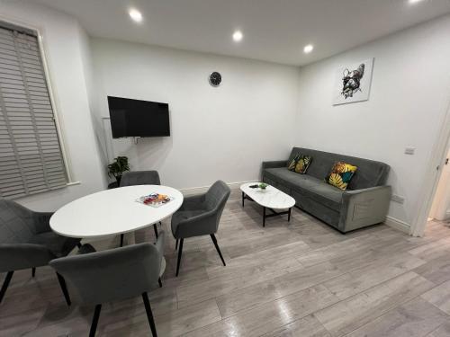 F4 Luxury Stays One bed apartment with Parking Room Type - One-Bedroom Apartment