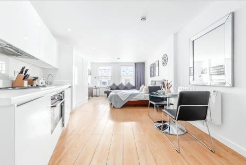 Stylish Studio in Piccadilly Central London VR2 - Tap to explore photos