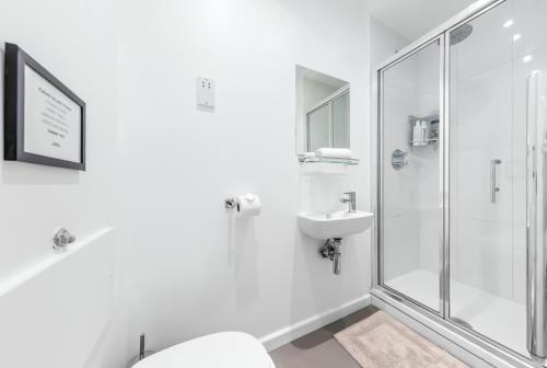 Stylish Studio in Piccadilly Central London VR2 - Tap to explore photos