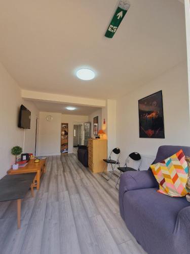 Cosy 2 Bedroom Apartments - Greenwich London - Tap to explore photos