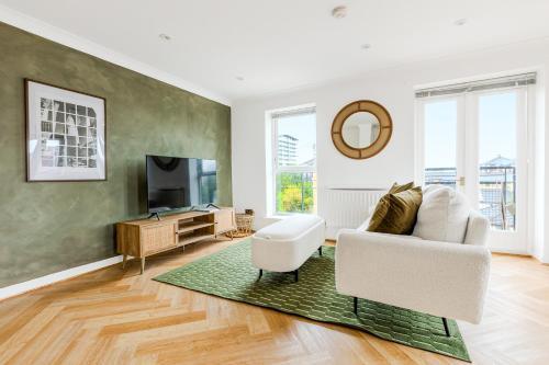 Bright New 2BR flat with Balcony near ExCeL London - Tap to explore photos