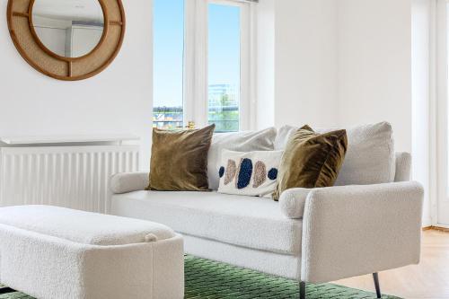 Bright New 2BR flat with Balcony near ExCeL London - Tap to explore photos