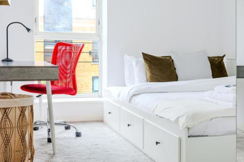 Bright New 2BR flat with Balcony near ExCeL London - Tap to explore photos
