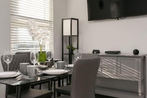 Stylish and Homey 2 bedroom in Abbey Wood - Tap to explore photos
