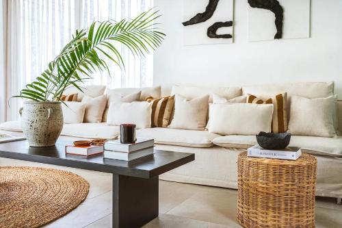 Modern Villa Umi 4Br Private Pool & Sea View - Tap to explore photos