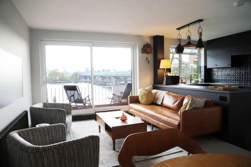 Riverfront Executive Home with Garage & Balcony Overlooking the Thames - Tap to explore photos