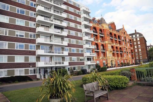Riverfront Executive Home with Garage & Balcony Overlooking the Thames