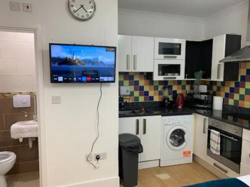 Beautiful Studio apartment with free parking - Tap to explore photos