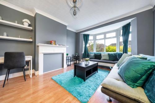 UKSAS Two bed house Free Parking - Tap to explore photos
