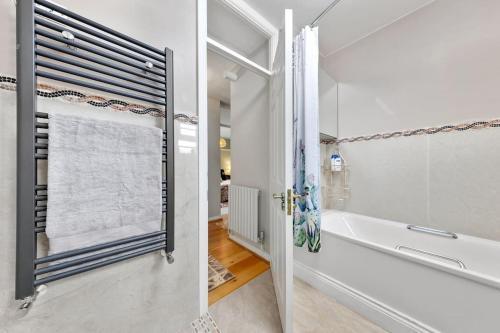 Modern spacious 1 bedroom flat in Hampstead - Tap to explore photos