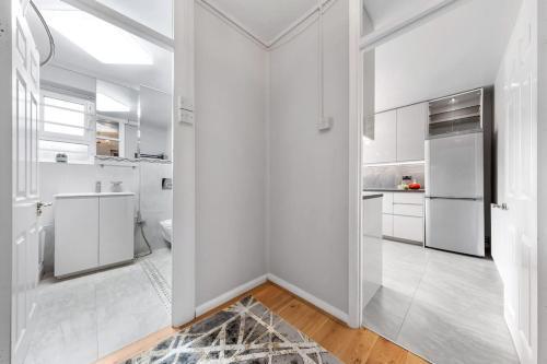 Modern spacious 1 bedroom flat in Hampstead - Tap to explore photos