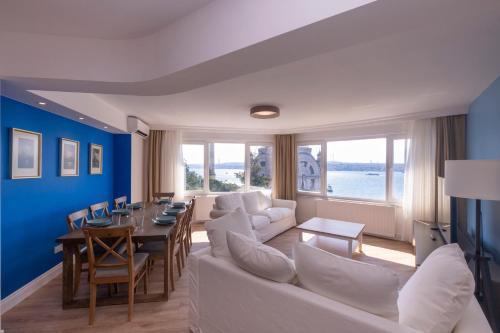 Contemporary Waterfront Apt with a Stunning View - Tap to explore photos