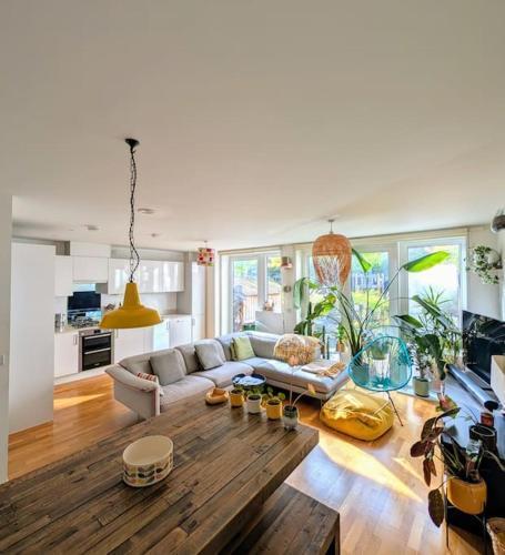 Modern East London Apt, 3 bedrooms, 2 Bathrooms - Tap to explore photos