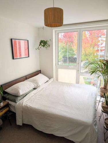 Modern East London Apt, 3 bedrooms, 2 Bathrooms - Tap to explore photos