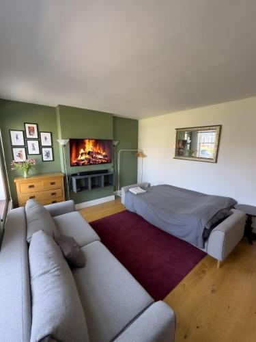 Colindale Lush Stay 30 mins central London - Tap to explore photos