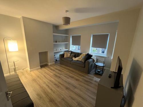 Comfortable 2 bedroom, 1 bathroom, West London flat - Tap to explore photos