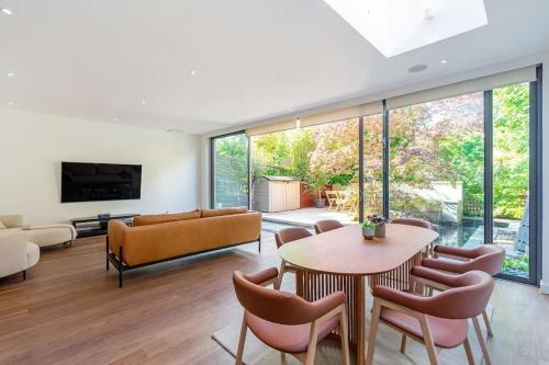 Stunning 4 Bedroom home in Holland Park - Tap to explore photos