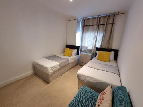 Budget Spacious Flat Fits 5 people in W2 - Tap to explore photos