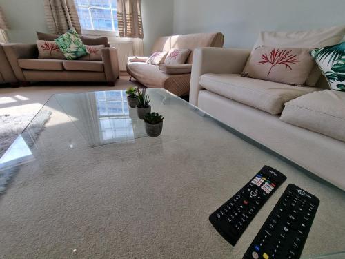 Budget Spacious Flat Fits 5 people in W2 - Tap to explore photos