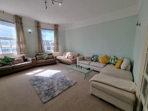Budget Spacious Flat Fits 5 people in W2 - Tap to explore photos