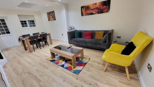 Garland Modern Spacious Apartment With Garden - Tap to explore photos