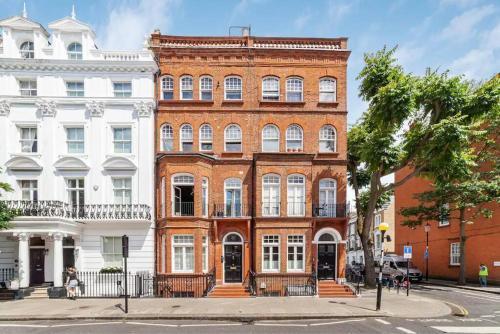 Chic Chelsea Apartment Steps from Kings Road - Tap to explore photos