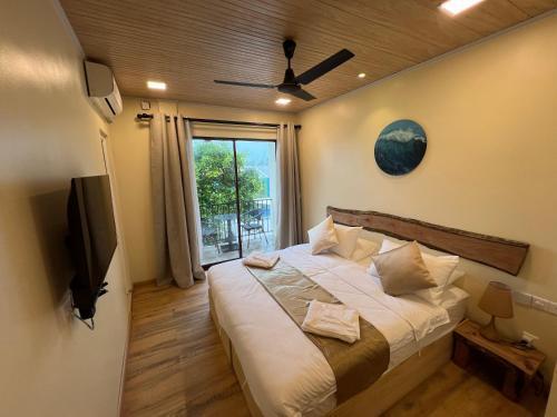 Holiday Home Dhiffushi - Tap to explore photos