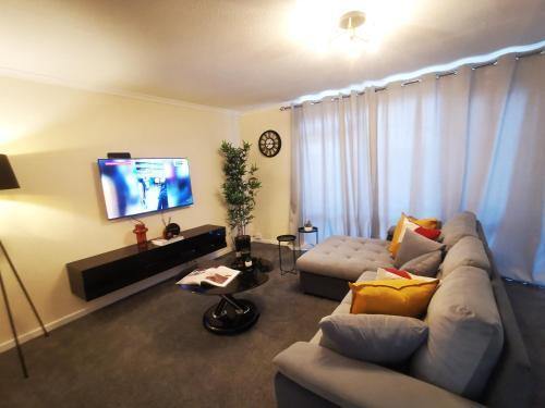 Charming London House with 3 Bedrooms near O2Arena - Tap to explore photos