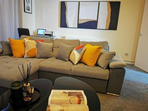 Charming London House with 3 Bedrooms near O2Arena - Tap to explore photos