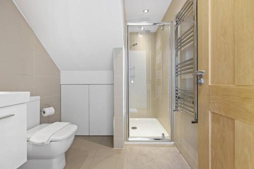 Stylish 1-Bed Flat in Prime Kensington Location - Tap to explore photos