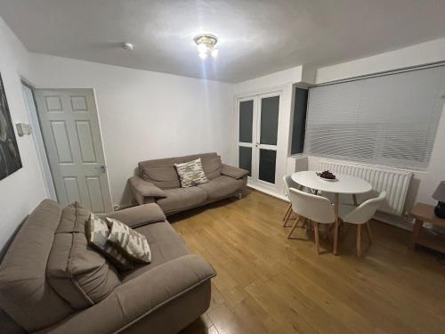 Truehome apartment in South London - Tap to explore photos