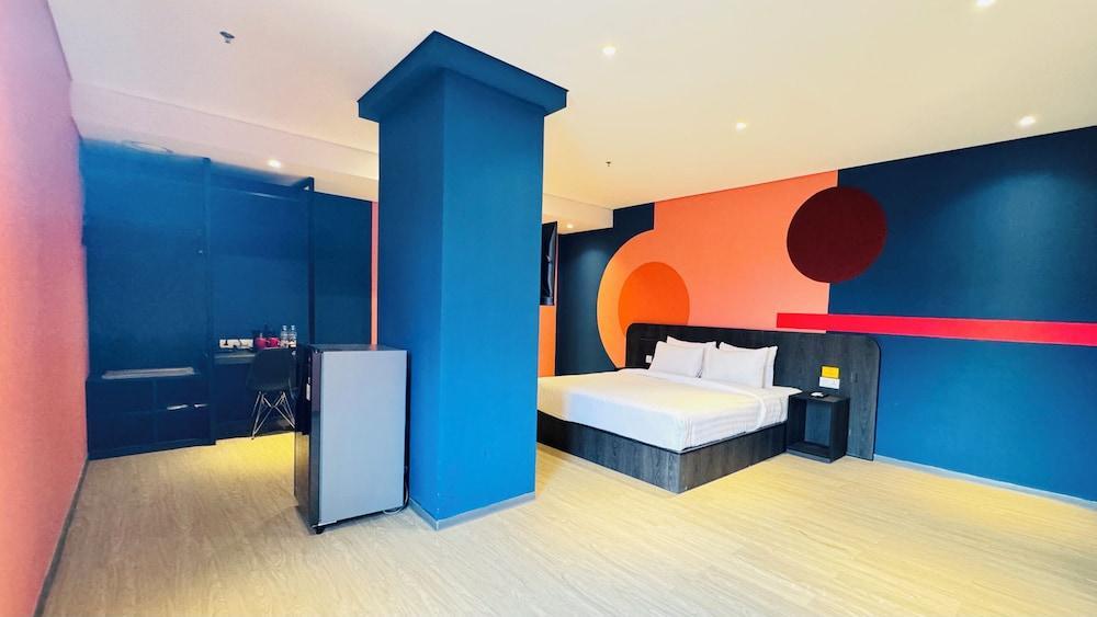 Yellow Bee Resort Cililitan Room Type - Executive King