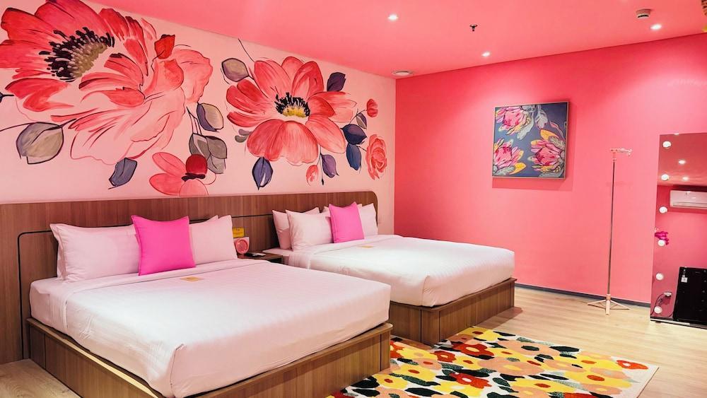 Yellow Bee Resort Cililitan Room Type - Deluxe Thematic For 4 Person Yellow Bee Resort Cililitan Room Type - Deluxe Thematic For 4 Person