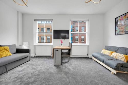 Modern & Cozy Apartment in Prime Soho Location - Tap to explore photos