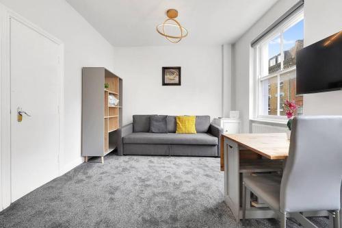 Modern & Cozy Apartment in Prime Soho Location - Tap to explore photos