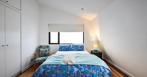 Modern St Kilda Apartment - Tap to explore photos