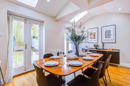 Entire house, 23 mins to Central London - Tap to explore photos