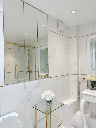Fulham Lux Apartment - Tap to explore photos