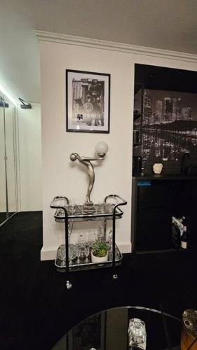 Chic Toorak Studio - Tap to explore photos