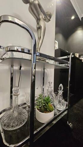 Chic Toorak Studio - Tap to explore photos