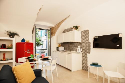 HC - Chez Le Roi Luxury Apartment - Tap to explore photos