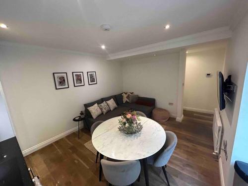Portobello 2-Bed Apartment - Tap to explore photos